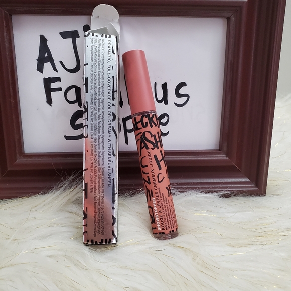 Victoria's Secret Velvet Matte Fashion Show 2018 - Picture 2 of 4